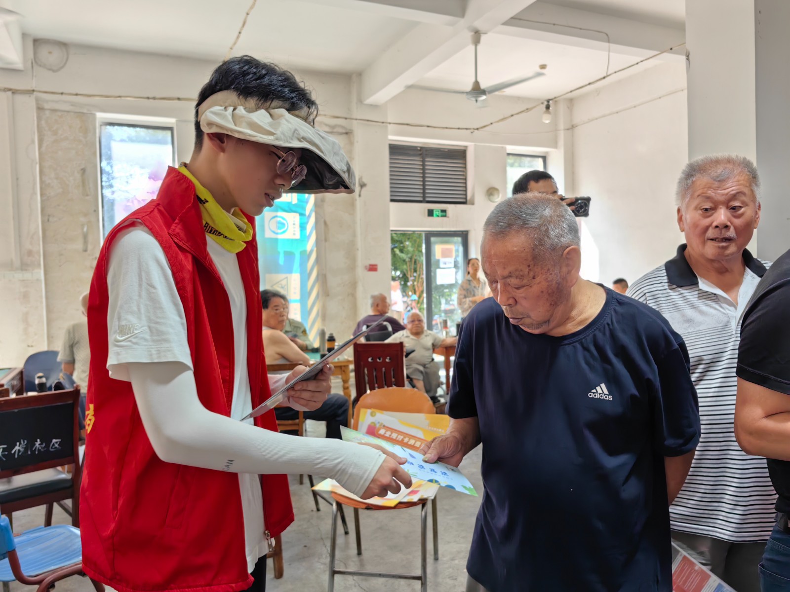 1. “小小社工”周晨宇在分发垃圾分类宣传册.jpg