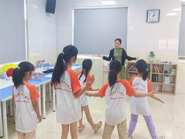 北仑柴桥成校：活力四射 少儿健康啦啦操.jpg