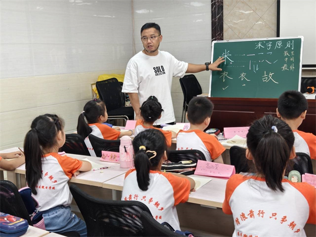 北仑柴桥成校：政协委员走进假日学校 书写别样幸福.jpg