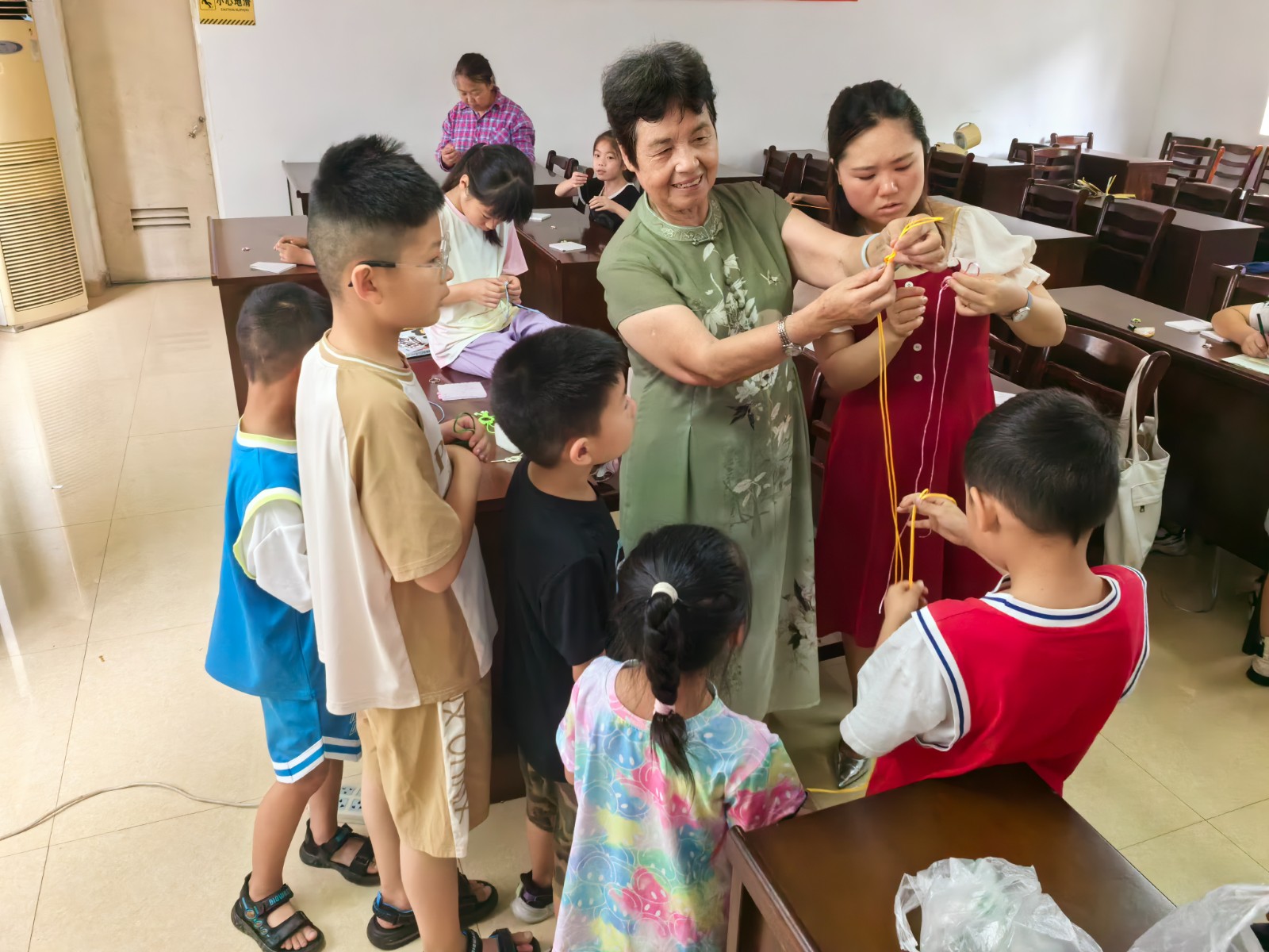 小浃江社区假日学校：手工绳结编织，传承结艺文化.jpg