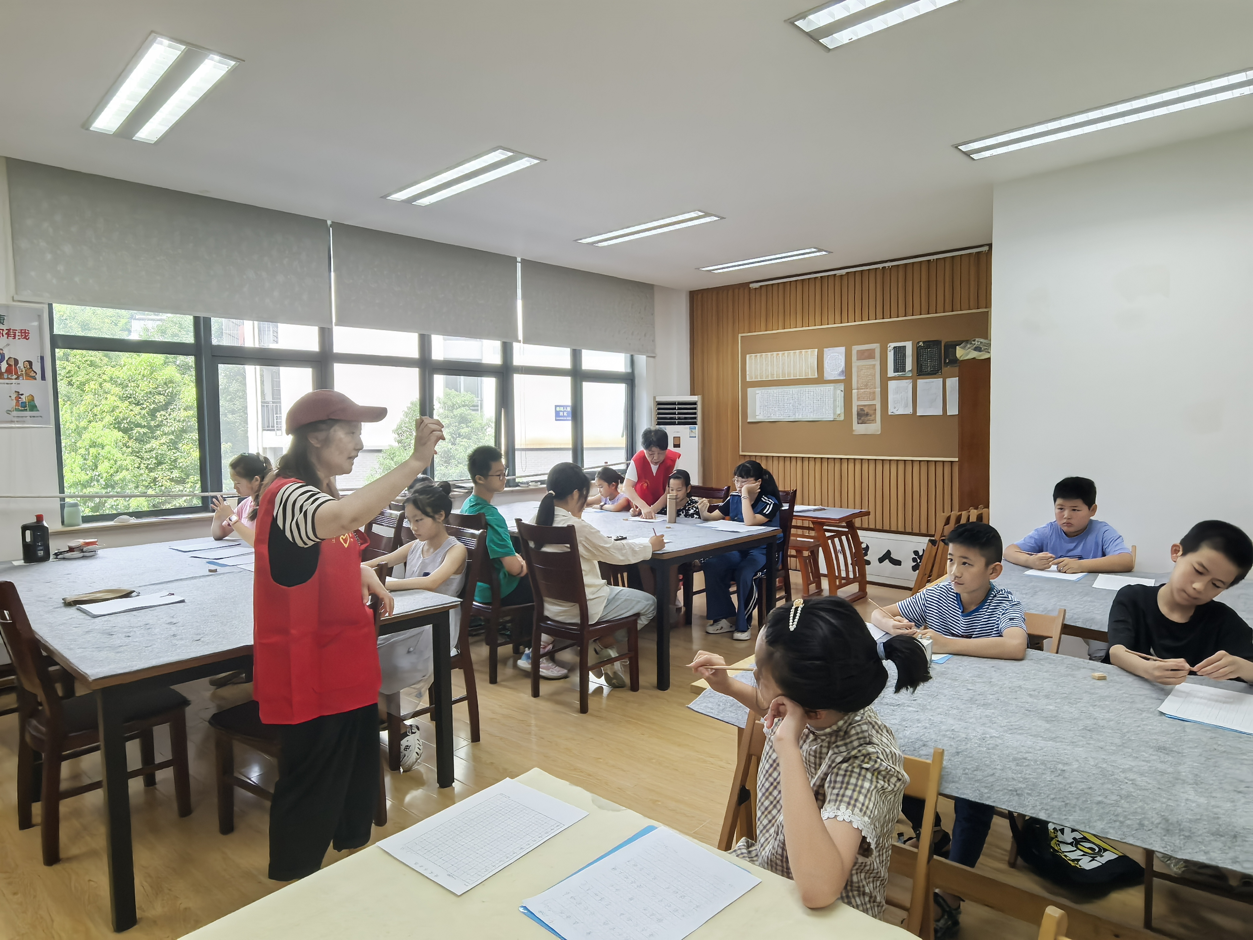 07-18市关工委调研之慈湖人家社区“感受科学之美 体验书法之趣”系列科普活动 (1).jpg
