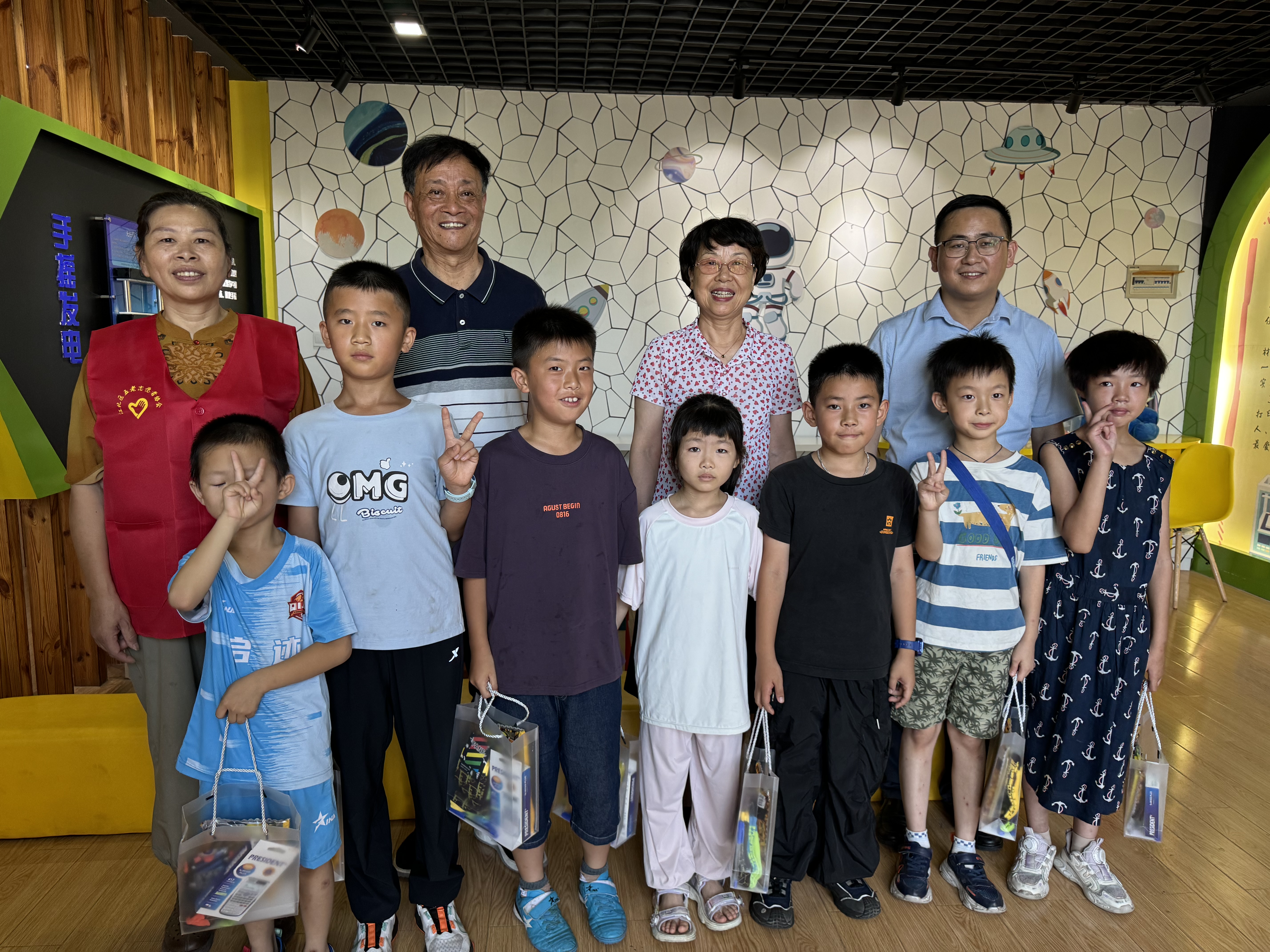 07-18市关工委调研之慈湖人家社区“感受科学之美 体验书法之趣”系列科普活动 (2).jpg