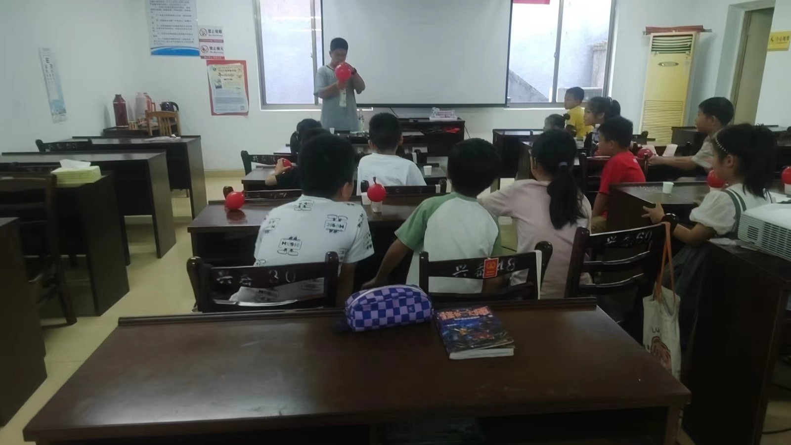 小浃江社区假日学校：气球科学小实验，探索物理魅力.jpg