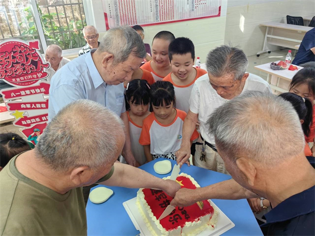 北仑柴桥成校：集体生日会 情暖老兵心22.jpg