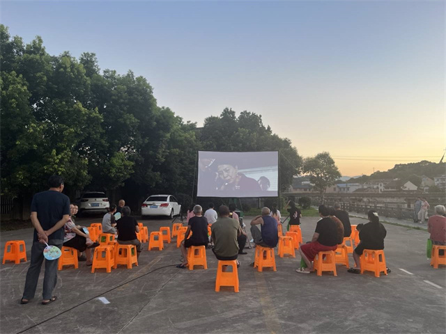 北仑柴桥成校：送一场露天电影进穿山 聚乡村邻里“烟火气”.jpg