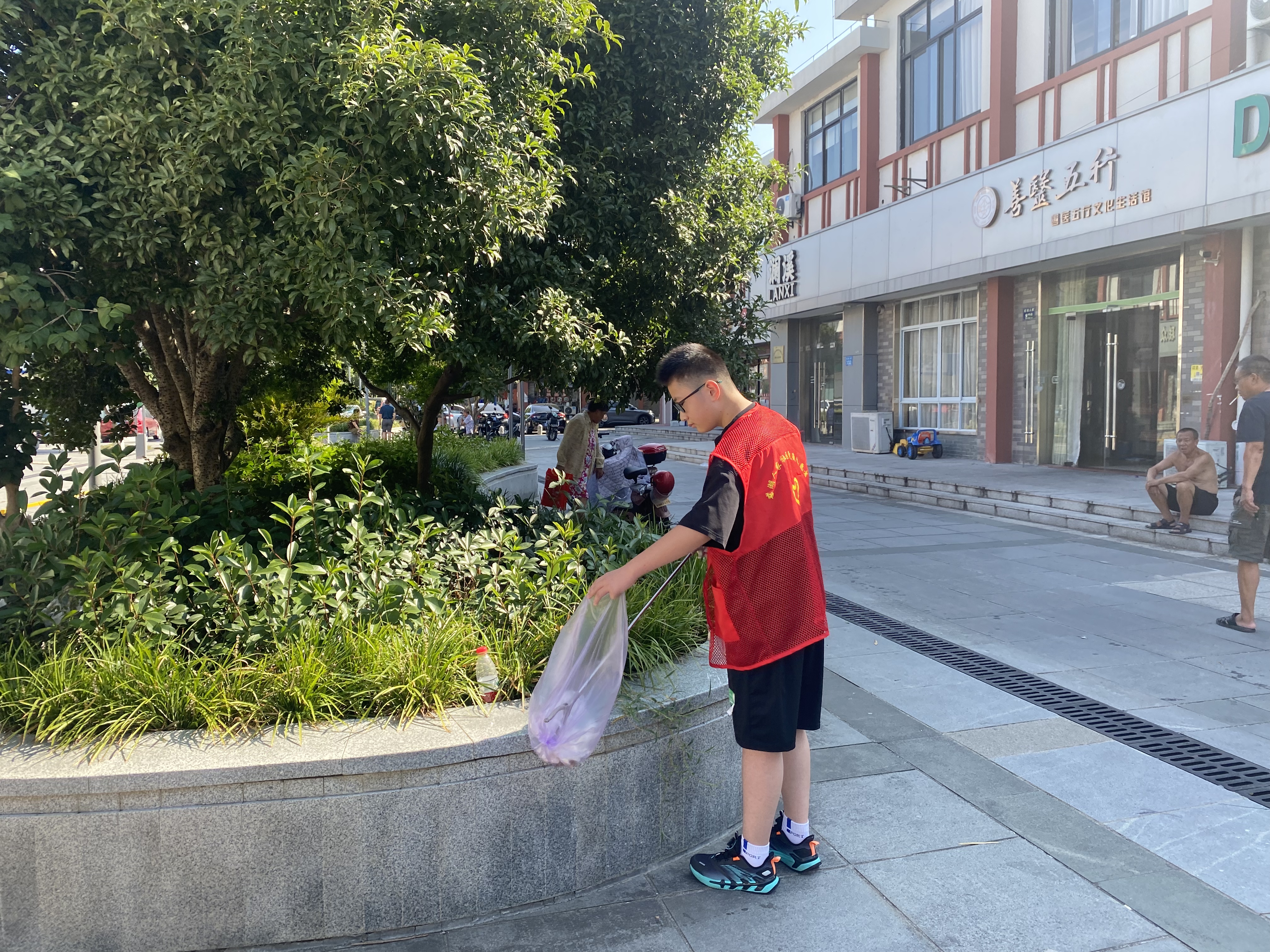 08-06小蜜蜂清洁家园 (1).jpg