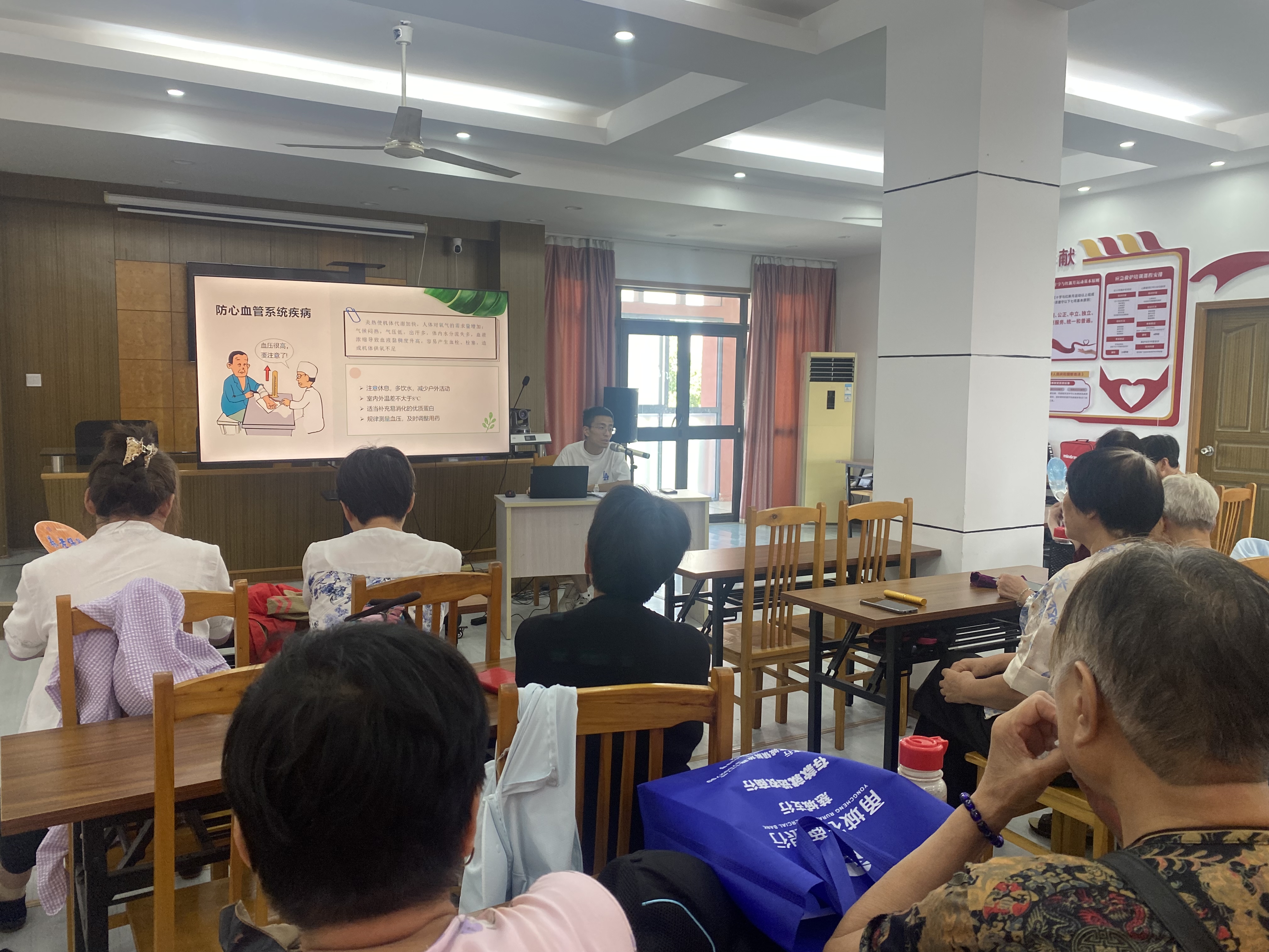 08-14夏日送健康，养生讲座助力居民乐享清凉一夏 (2).jpg