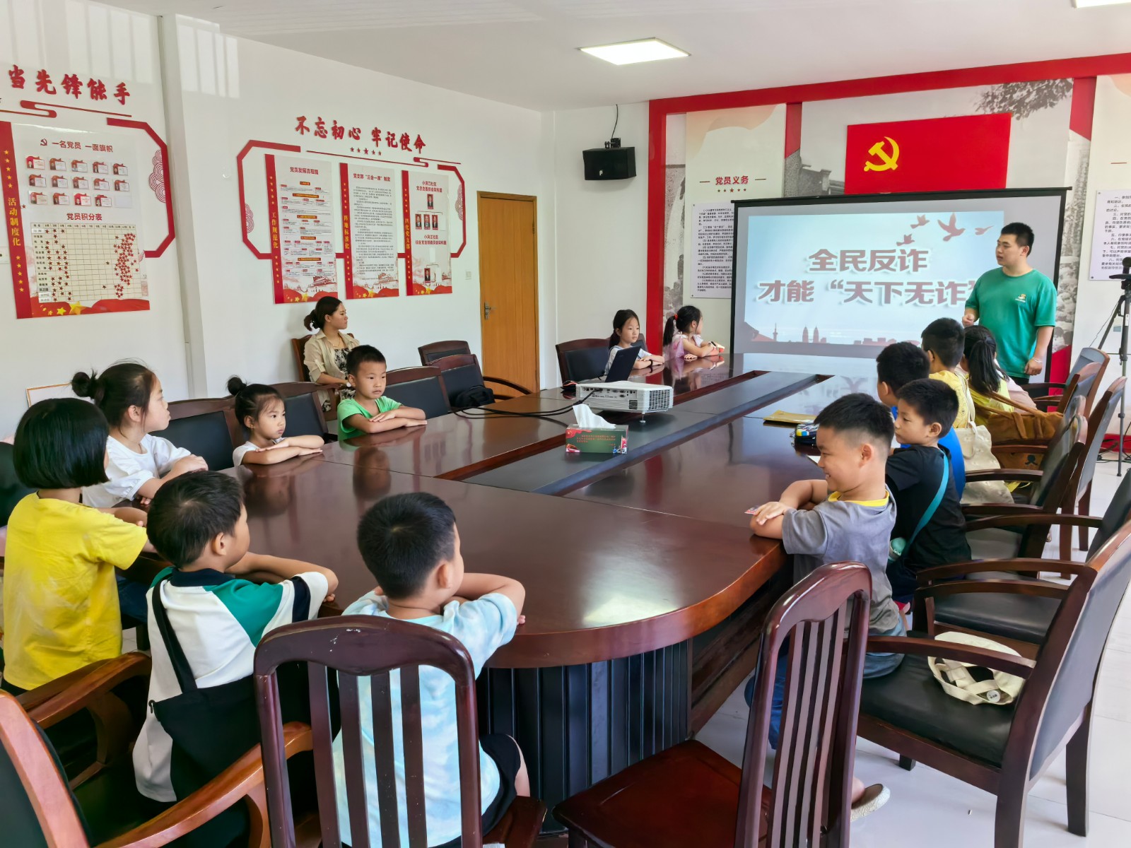 小浃江社区党群服务中心：突出青少年，宣讲“反电诈”.jpg