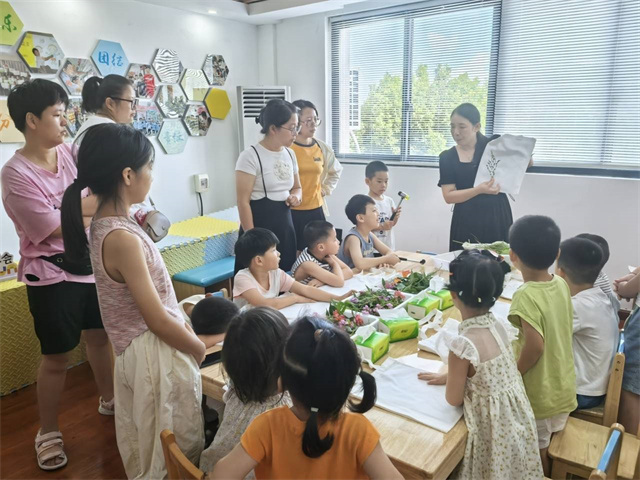 北仑柴桥成校：邻里童心 友好童享 与孩子一起共享美好家园.jpg