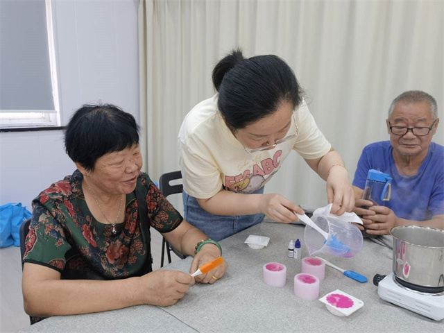 北仑柴桥成校：“香”遇中秋 制“皂”快乐.jpg