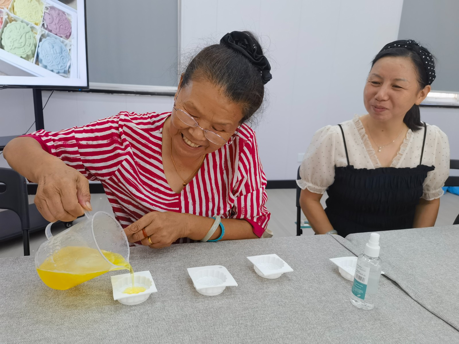 柴桥：“香”遇中秋  制“皂”快乐.jpg