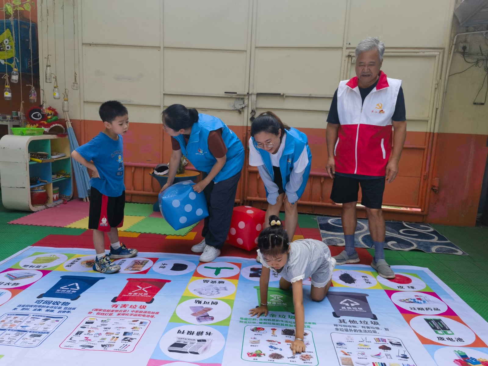 柴桥：垃圾分类飞行棋  欢声笑语学本领.jpg