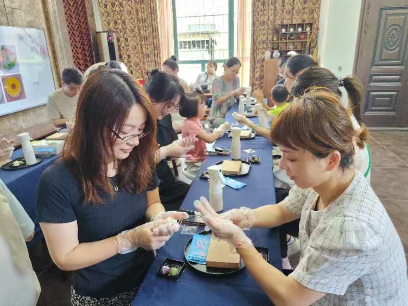 102北仑区春晓成校：体验中秋民俗 传承非遗文化.jpg