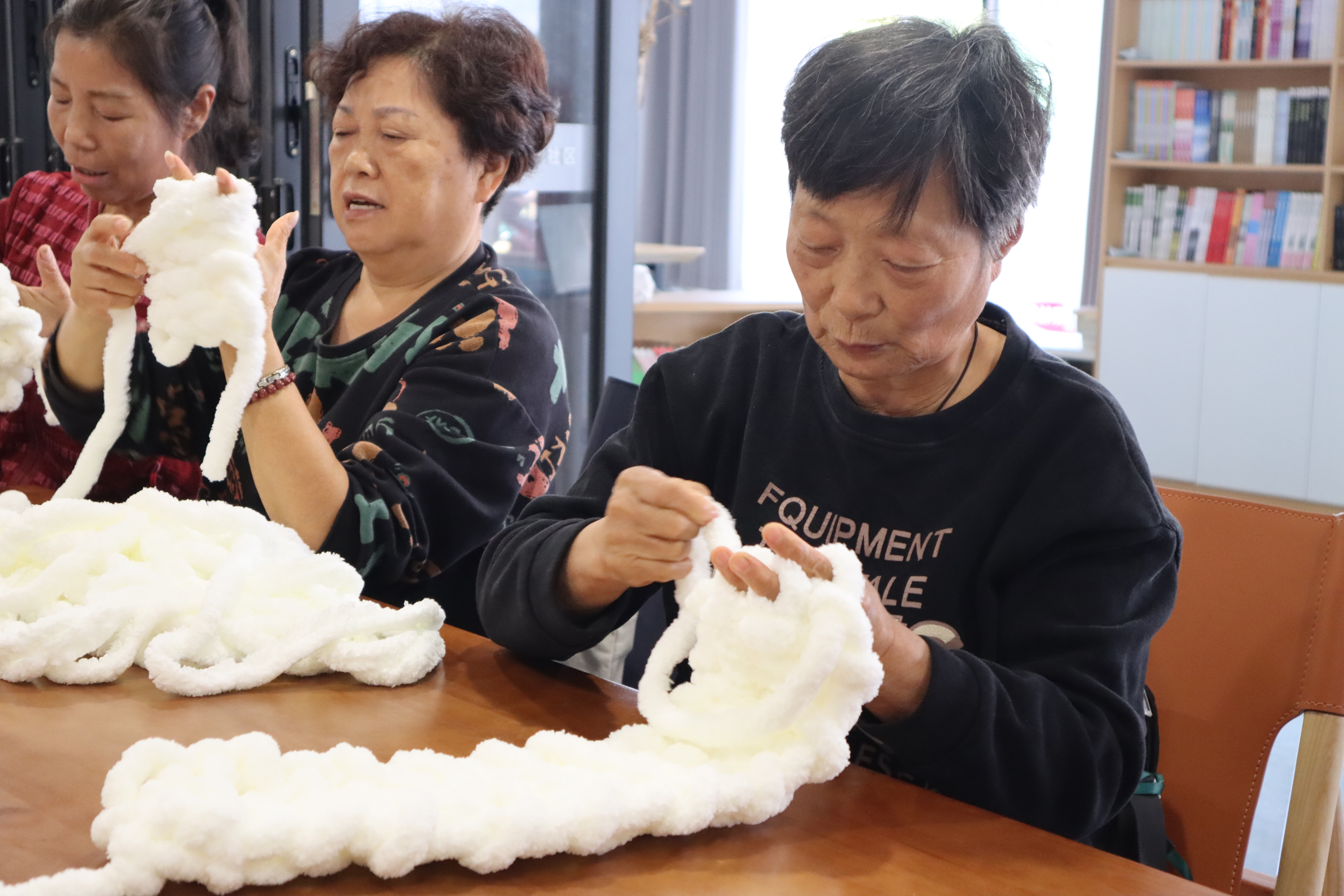 11-05 手工围巾编织，传递温暖与情谊 (2).JPG