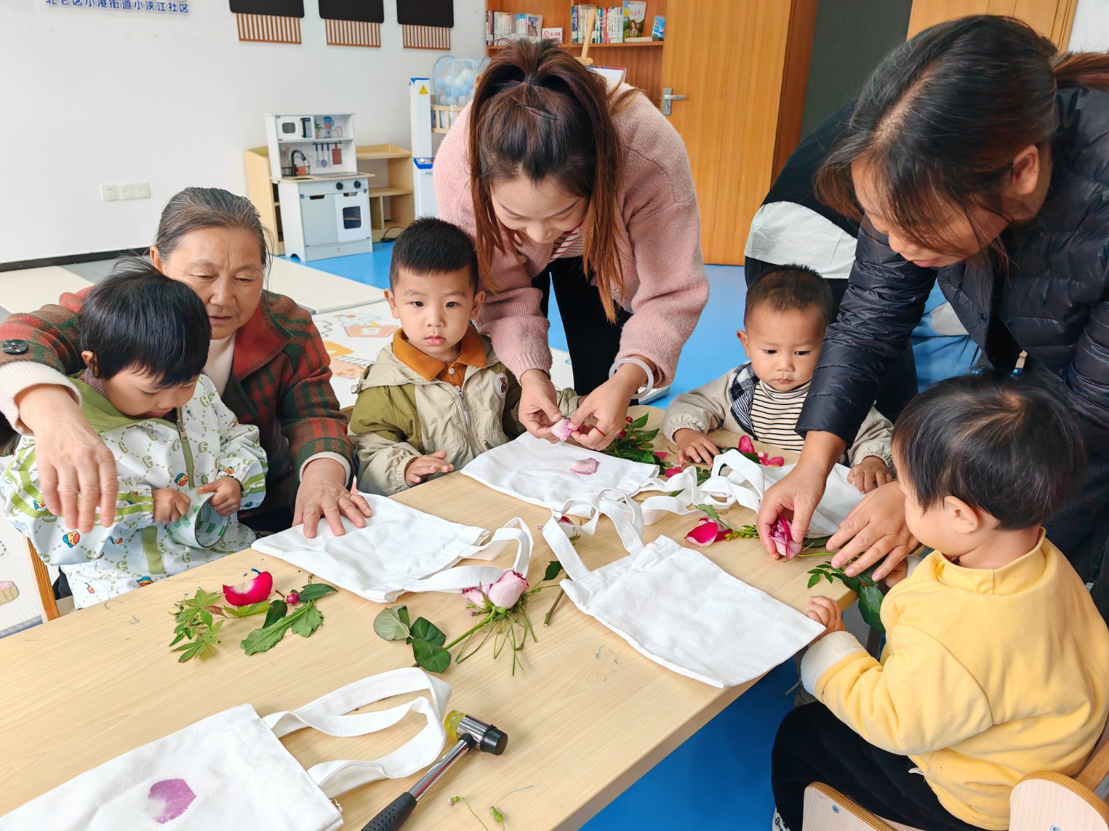 小浃江社区党群服务中心：亲子制作创意帆布袋，把爱带回家.jpg