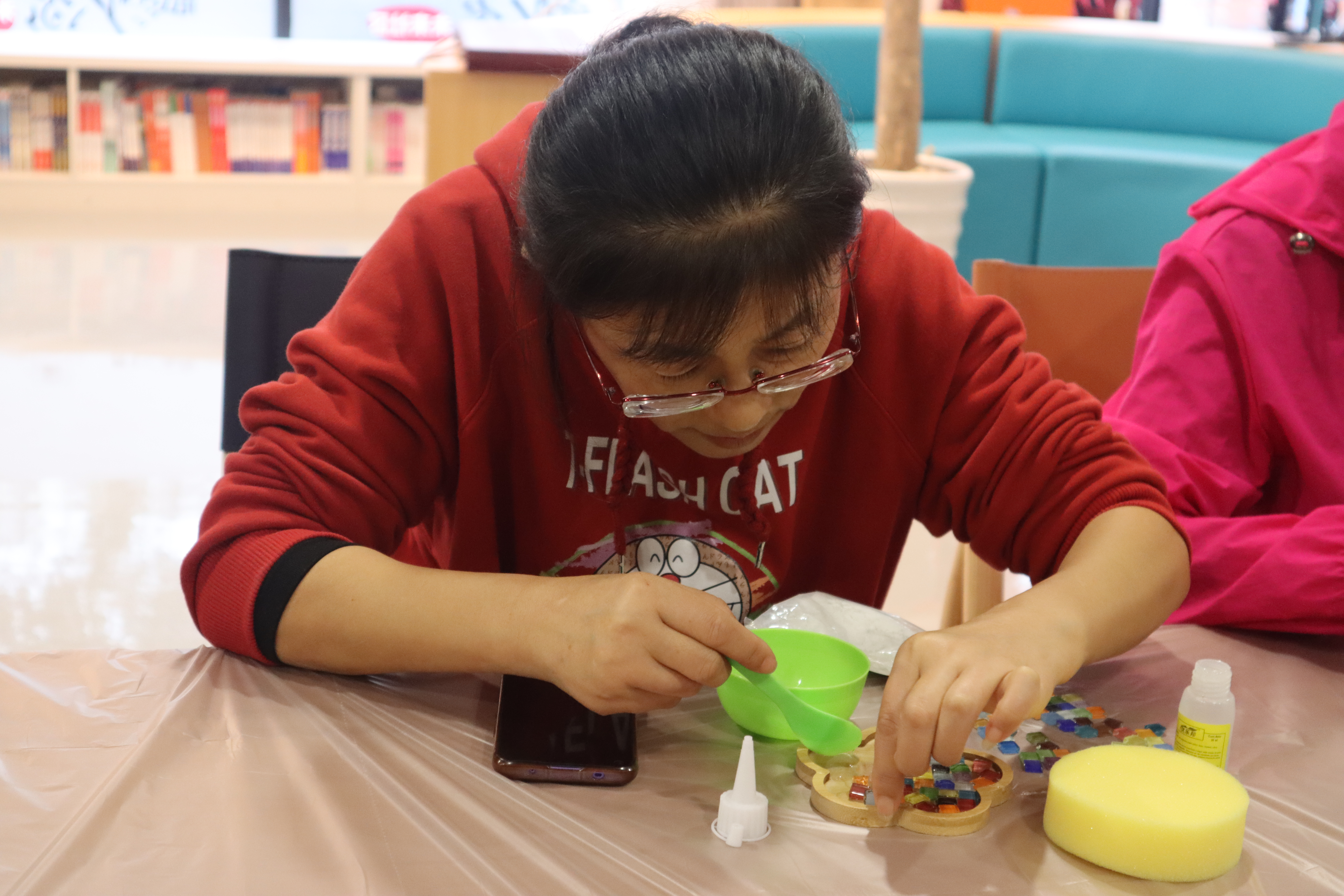 11-15慈湖人家社区：“垫” 定温暖，创意飞扬手工杯垫 DIY (2).JPG