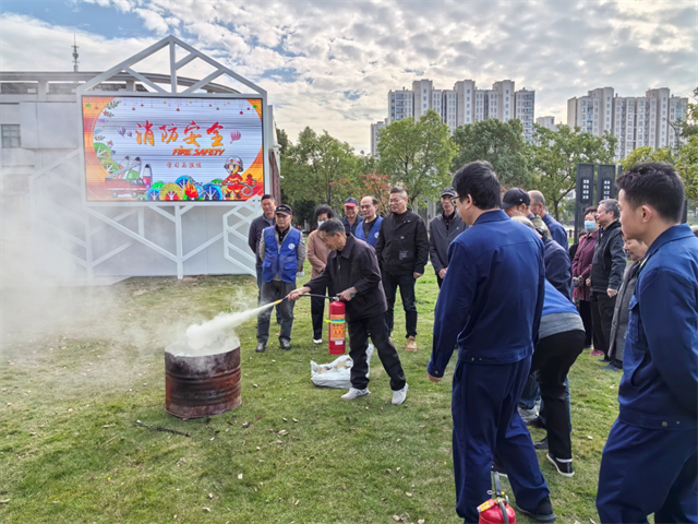 北仑柴桥成校消防演练，让灭火器使用知识深入人心.png