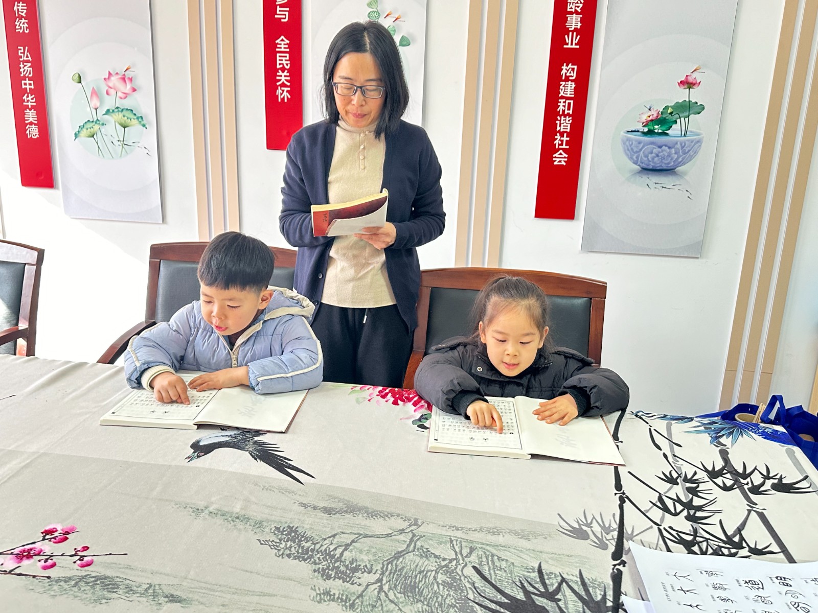 小浃江社区党群服务中心：我陪孩子读经典，学论语识甲骨文.jpg