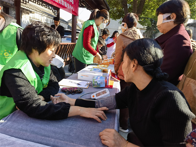 北仑柴桥成校：便民服务进墙门 服务群众零距离.jpg