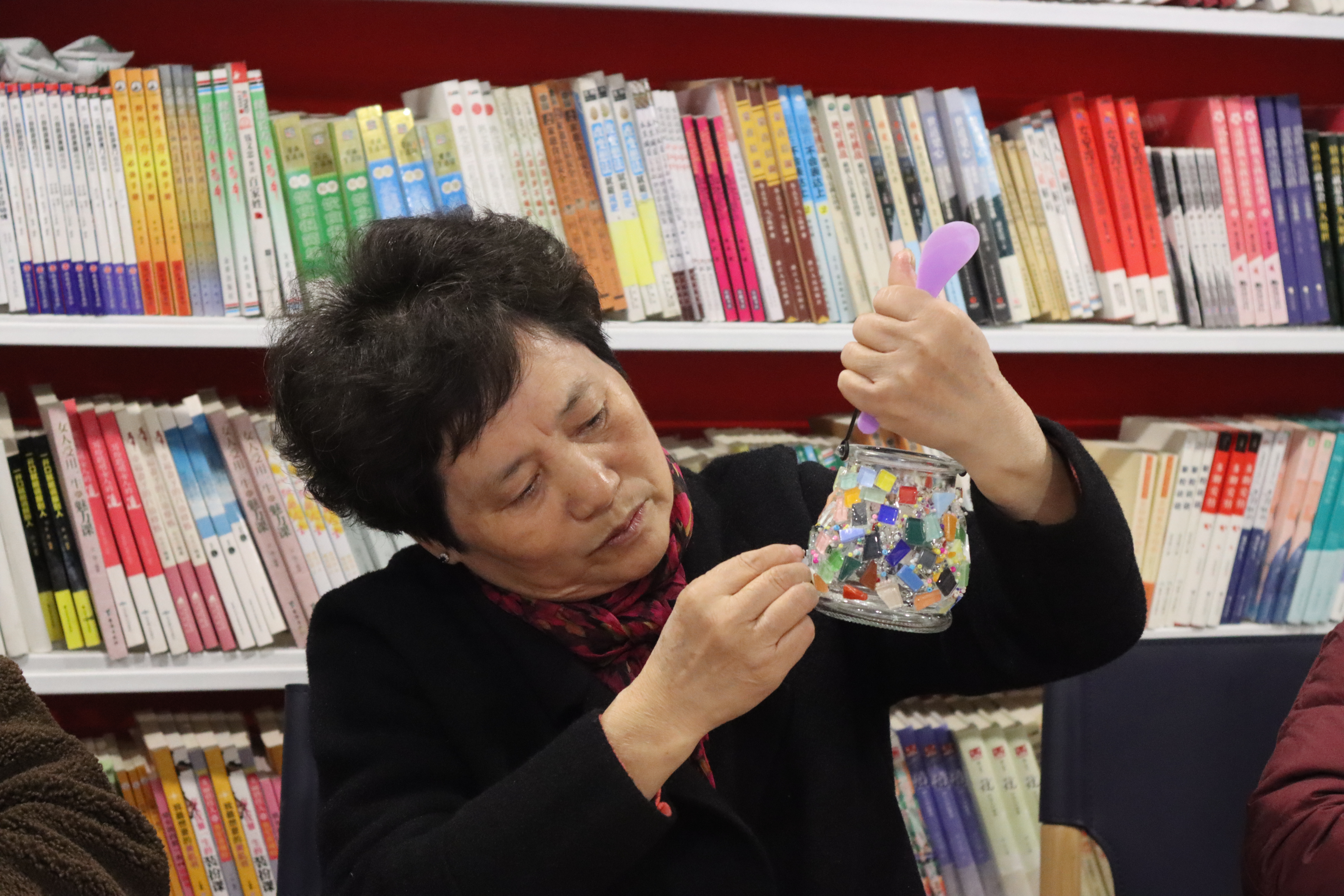 12-10琉璃灯韵映慈湖，巧手匠心绘华光 (2).JPG