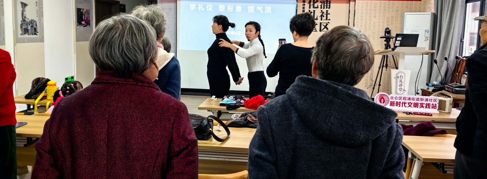老年形体课2.jpg