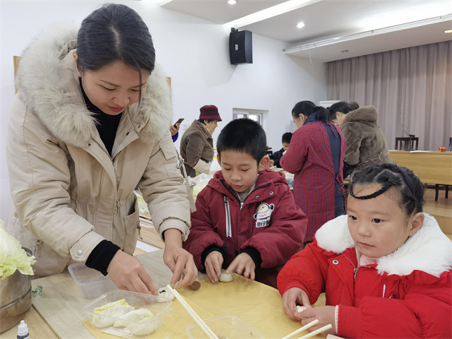 北仑柴桥成校：冬日“饺”好运 温情迎冬至.jpg