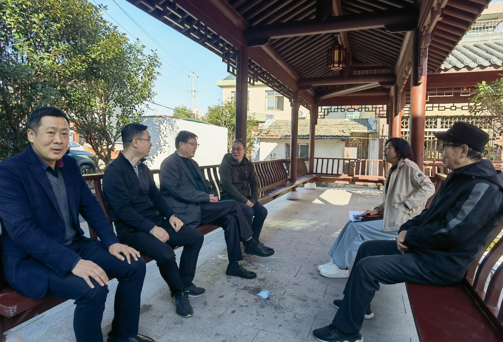 柴桥：人大代表送宪法进墙门 让普法更接地气、更聚人气.jpg