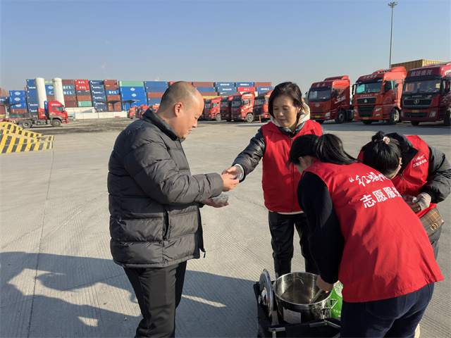 北仑柴桥成校：便民送饺两头“跑” 集运“暖冬”行动持续升温中.jpg