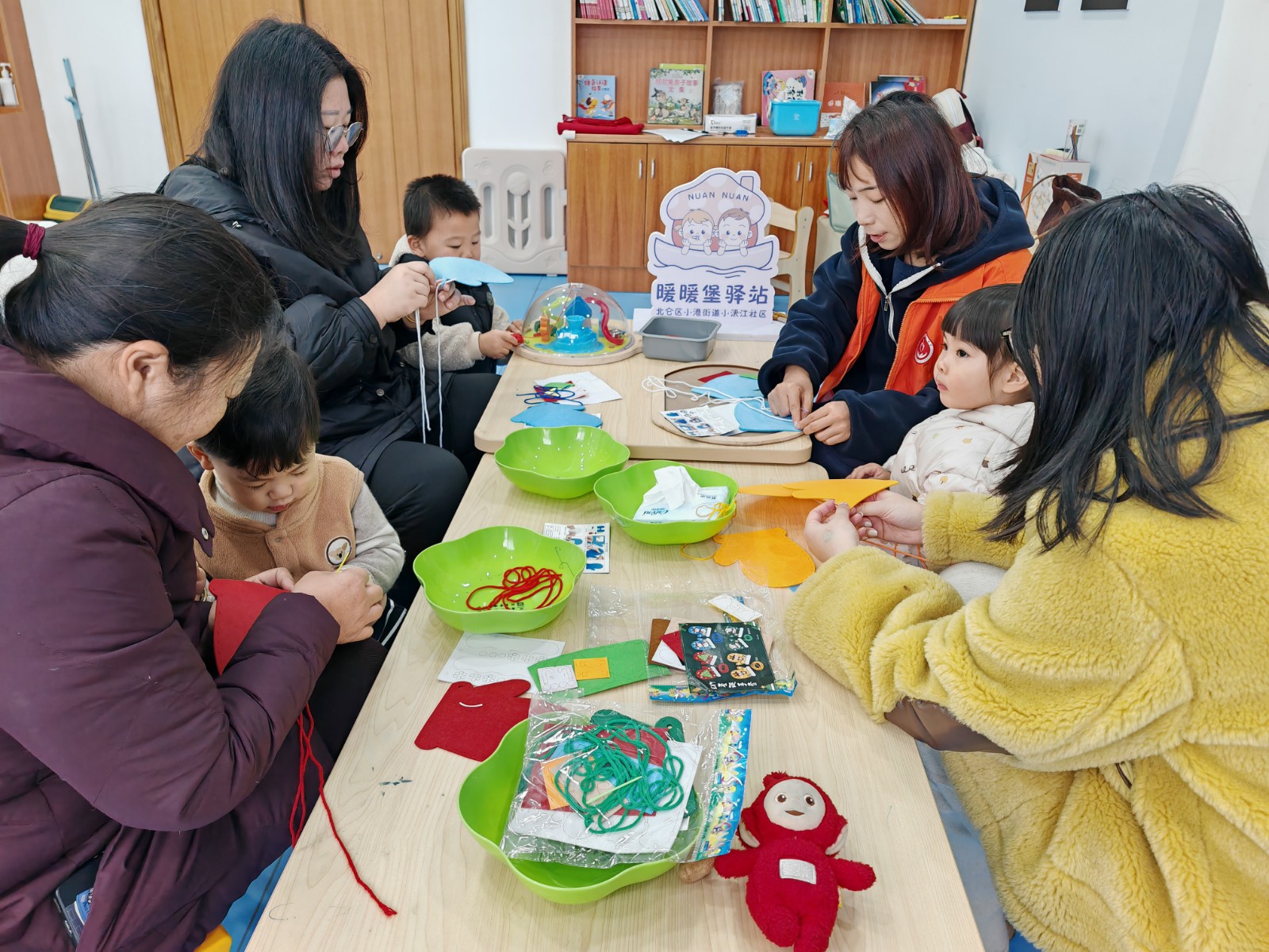 小浃江社区党群服务中心：触摸冬季变化，亲子共做羊毛毡手套.jpg