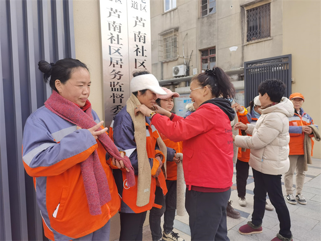 北仑柴桥成校：“侨”手织围巾 情暖环卫工.jpg
