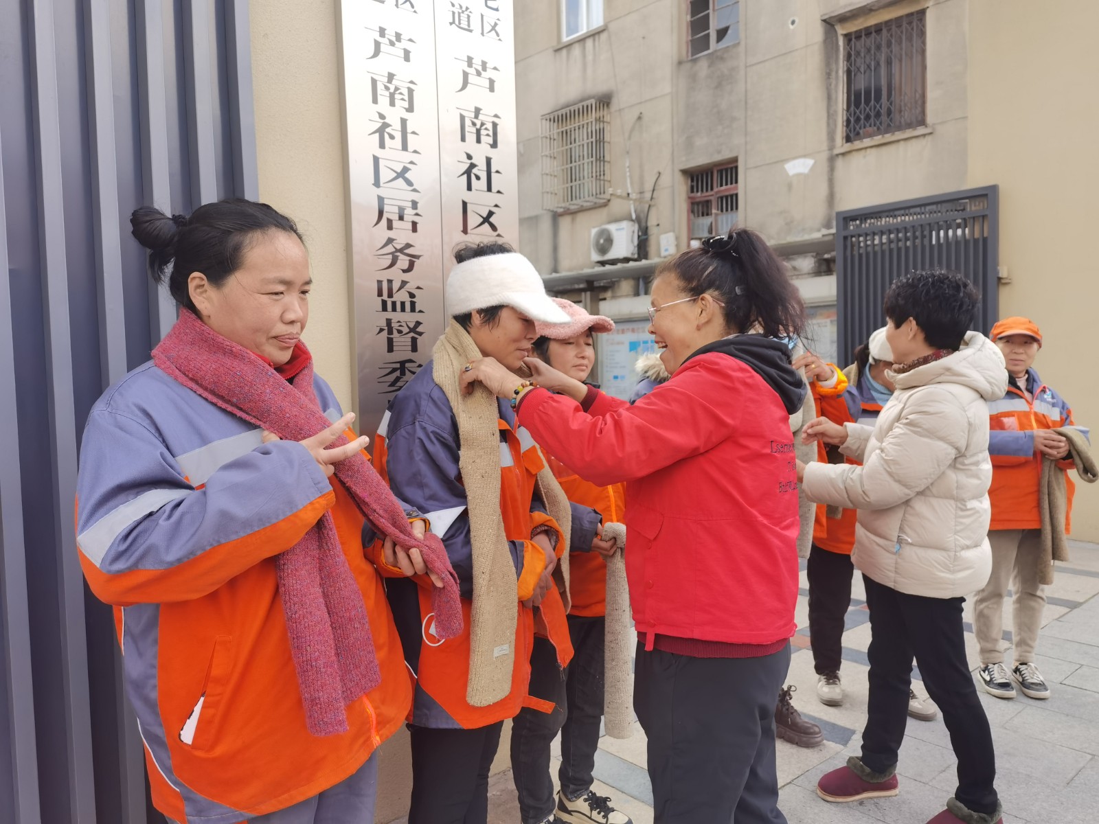 柴桥：“侨”手织围巾 情暖环卫工.jpg