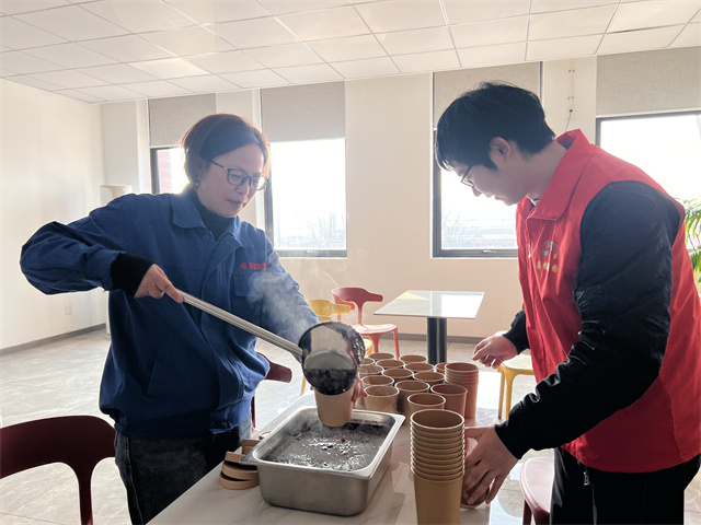 北仑柴桥成校：送粥上门 产业工人共享腊八喜悦.jpg