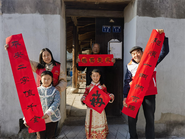 北仑柴桥成校：妙笔迎新春 泼墨赠祝福.jpg