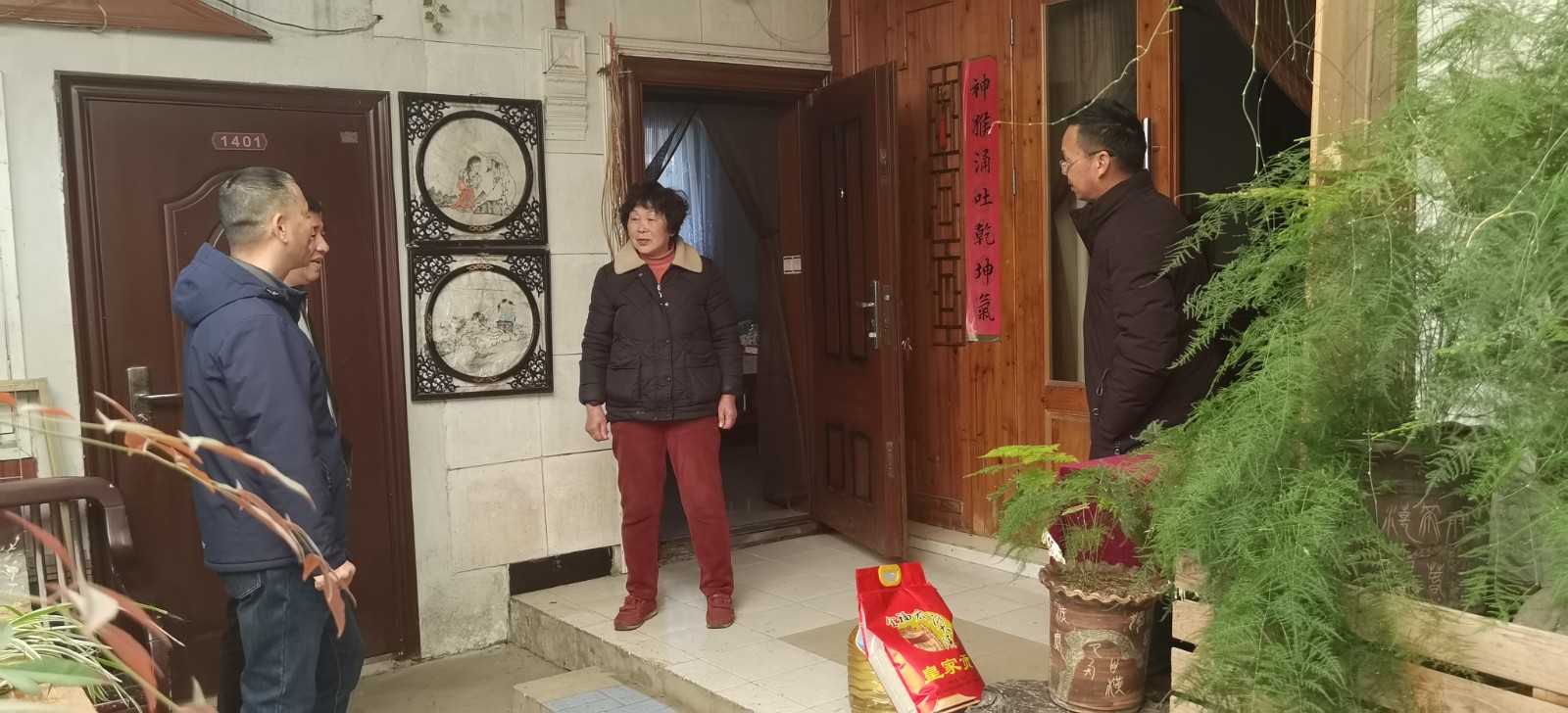 小浃江社区党群服务中心：共建单位共慰问，传递温暖沐新春.jpg