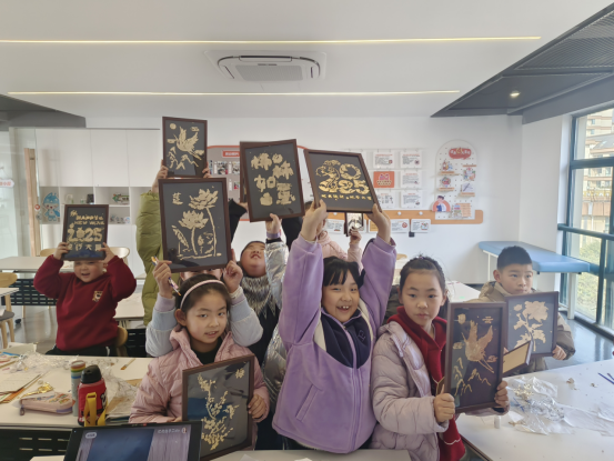 20250122画稿、贴箔、扫箔……高桥社区寒托班陪伴“不放假”534.png