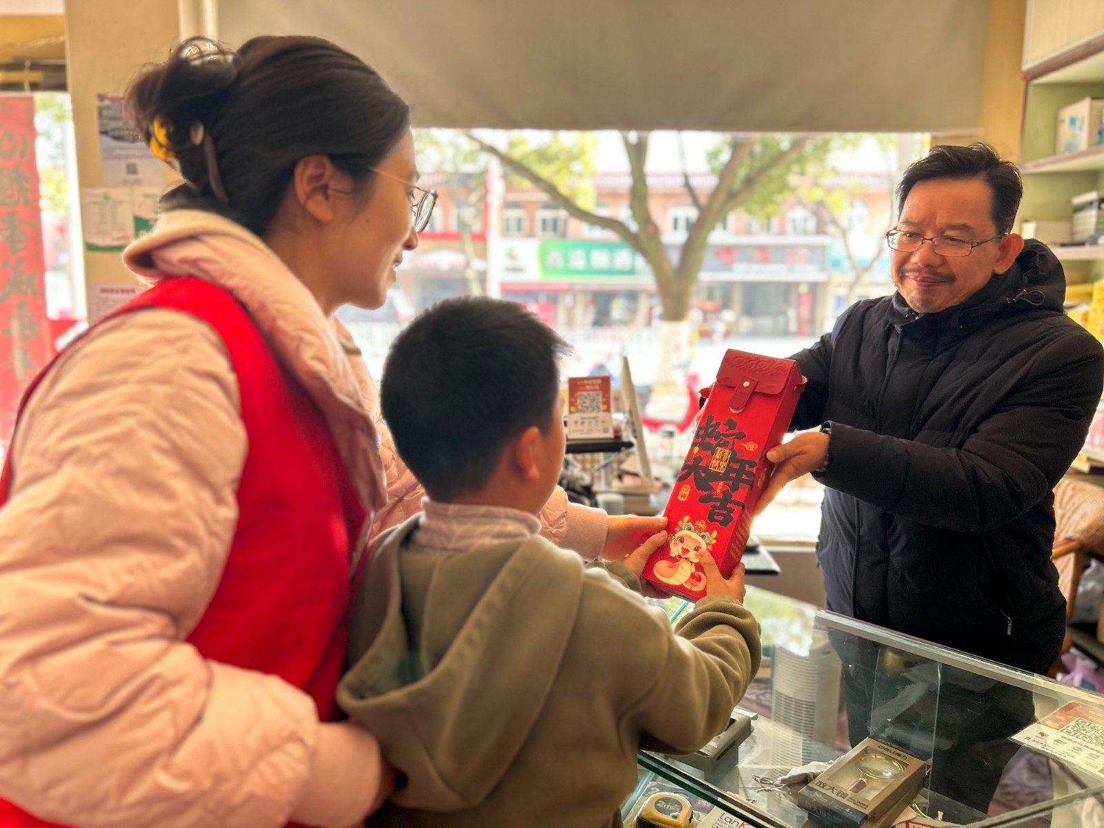 新春送福袋 萌娃贴福字1.jpg