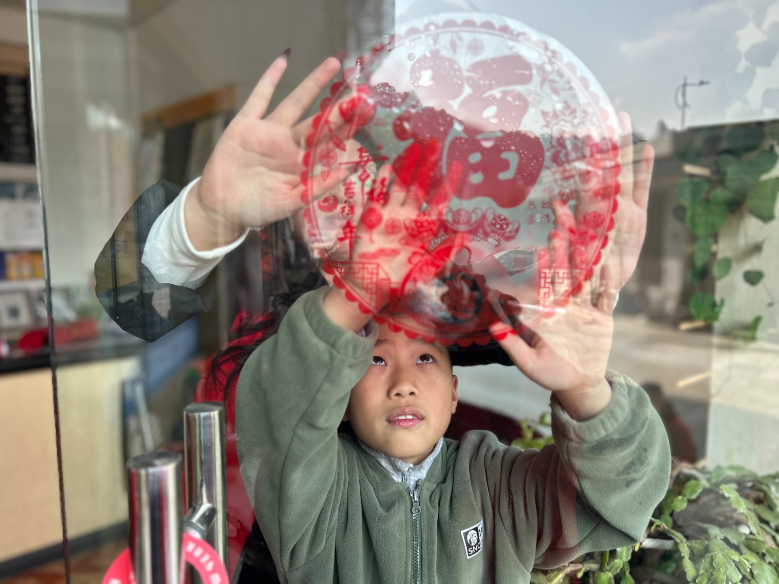 新春送福袋 萌娃贴福字2.jpg