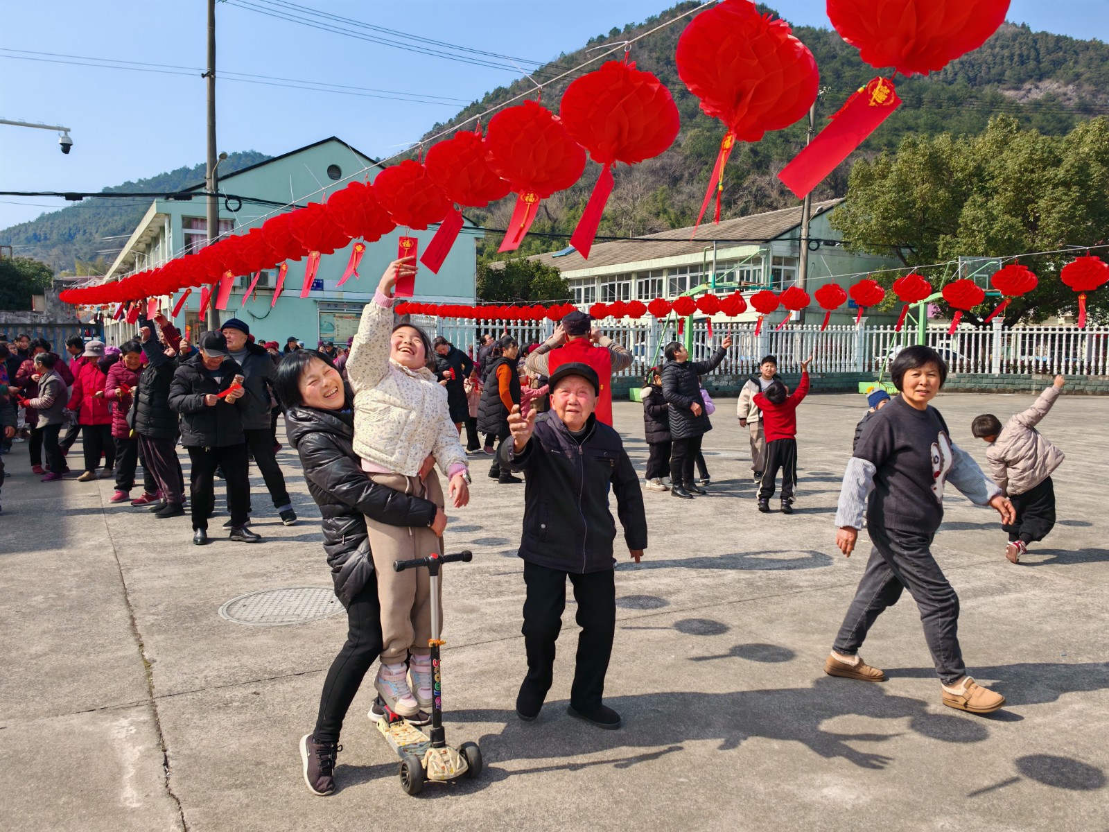 2024年2月10日，小港街道陈山社区在社区广场举办“祥龙舞元宵 欢喜乐福年”——元宵主题活动2.jpg