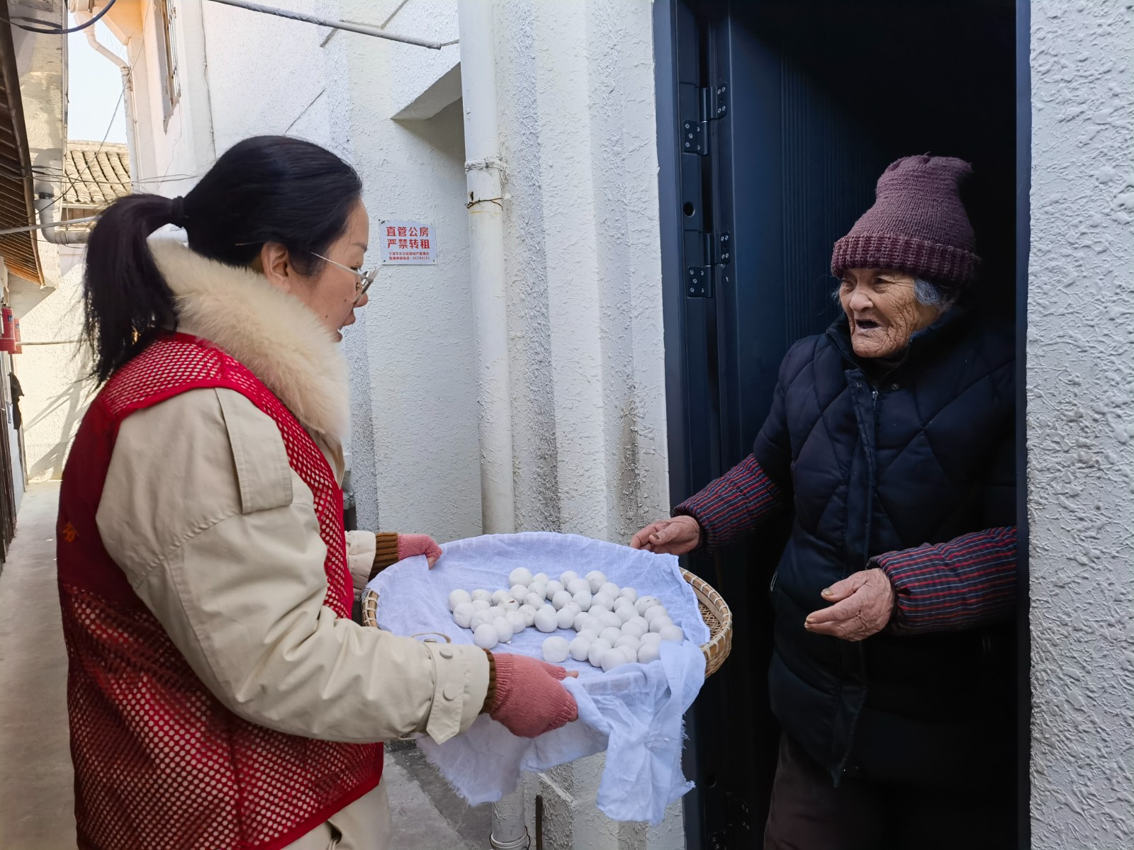 柴桥：网格暖心送汤圆  温暖相伴度元宵.jpg