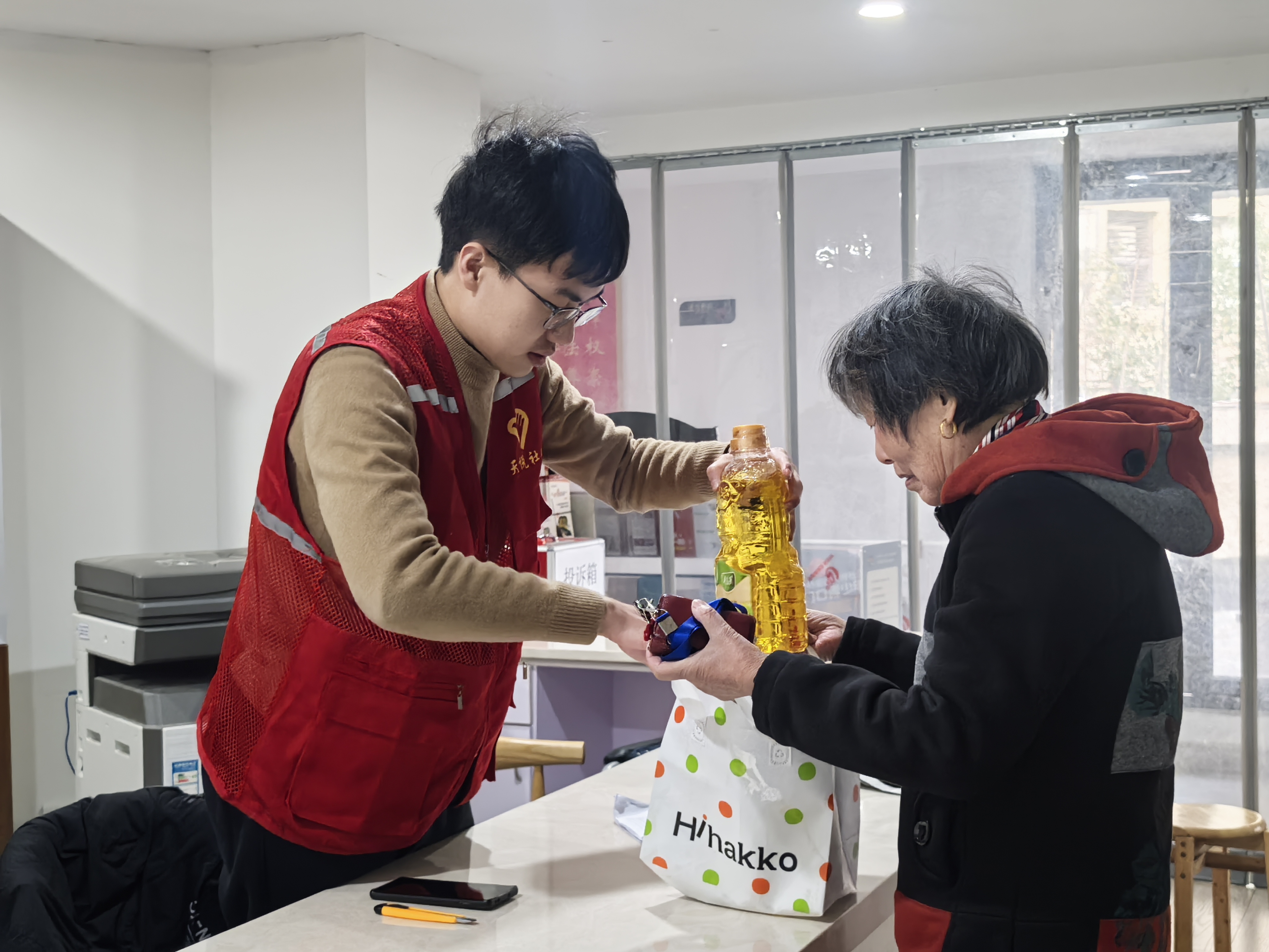 1. 大学生为退休工人发放礼物.jpg