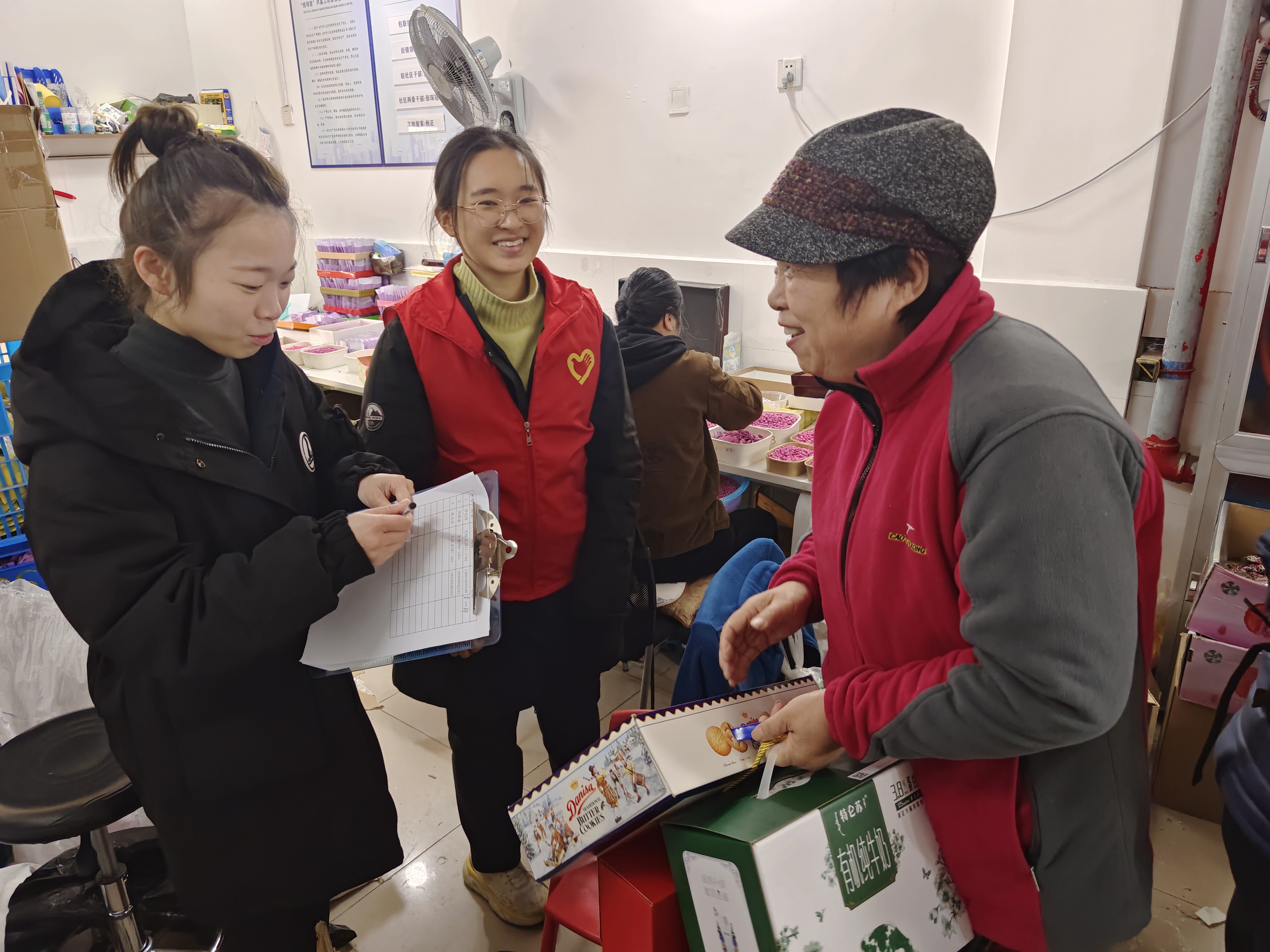 2. 大学生跟随网格员为老人送慰问品.jpg