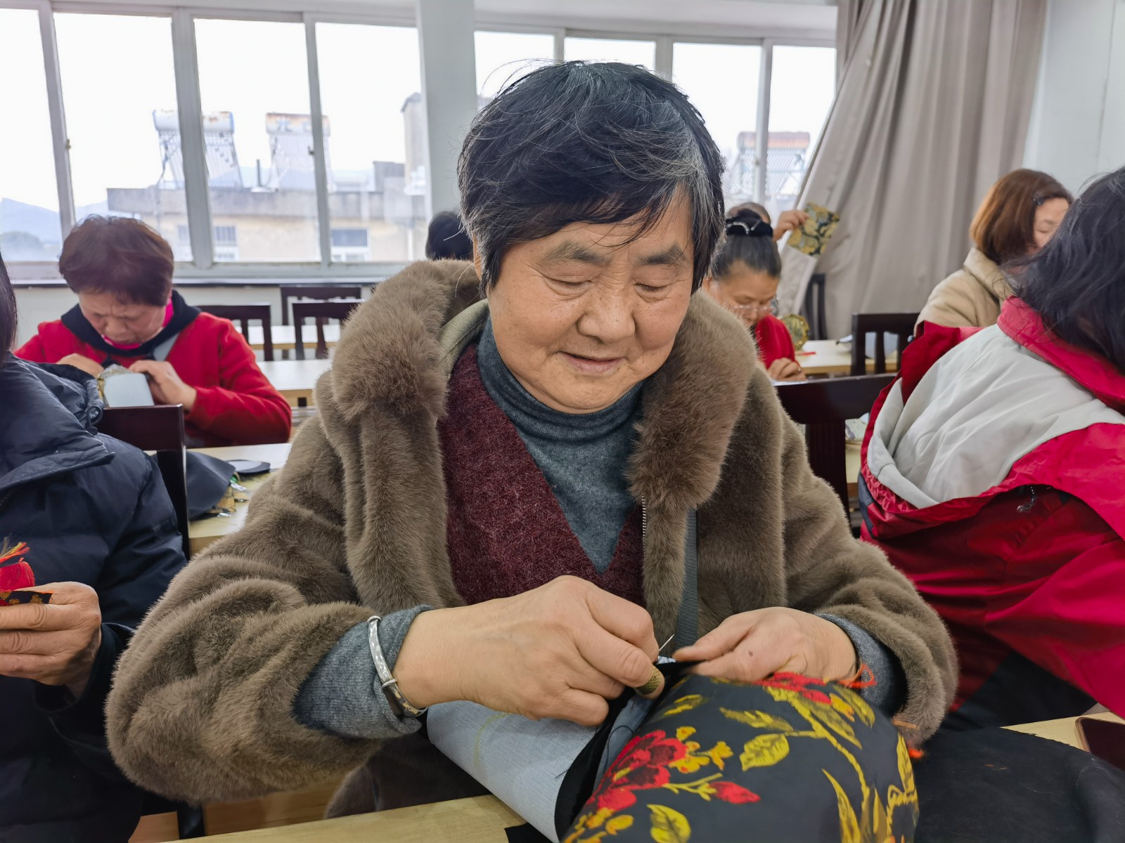 柴桥： 巧手织锦绣，巾帼绽芳华.jpg