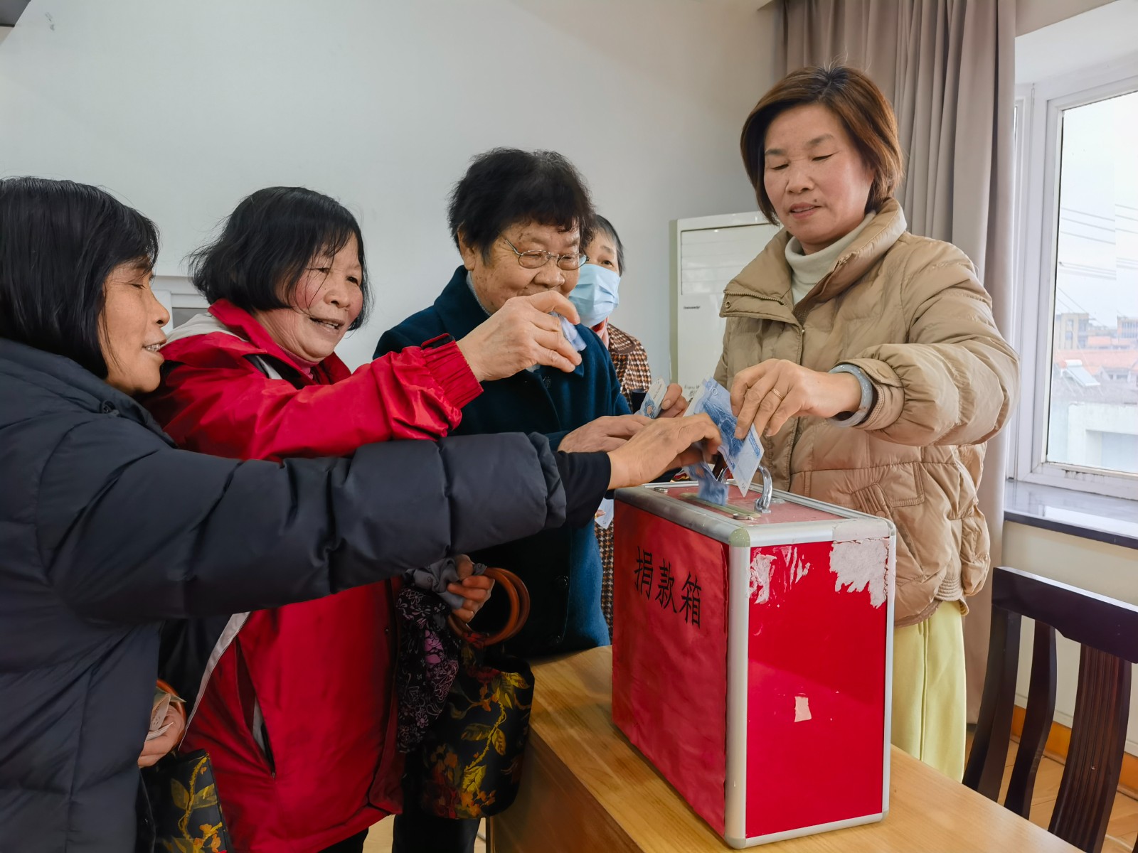 柴桥：开展康乃馨救助捐款活动  用爱心传递温暖.jpg