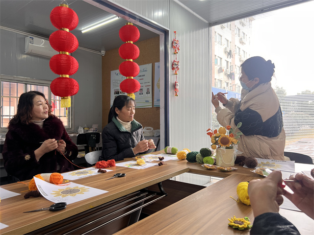 北仑柴桥成校：巧手织绿意 毛线绽芬芳.jpg