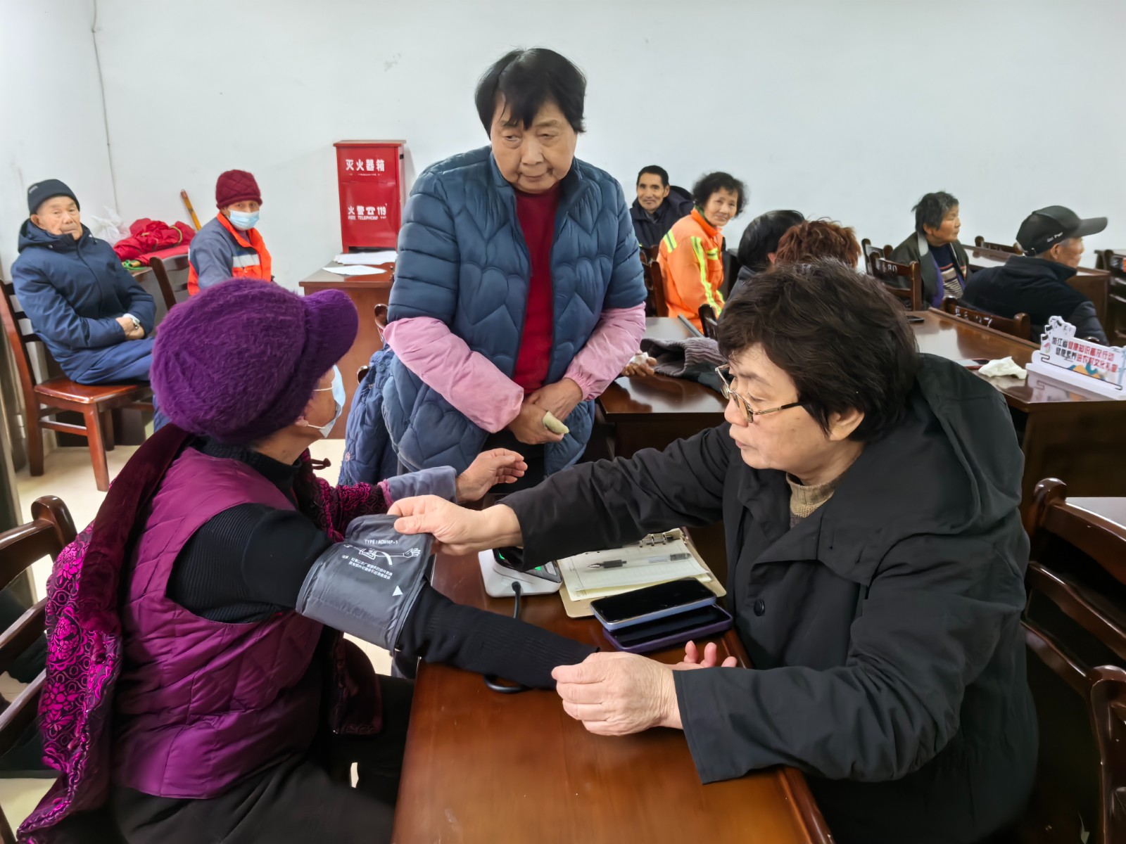 小浃江社区党群服务中心：慢病防范于未然，量血压测血糖持续行.jpg