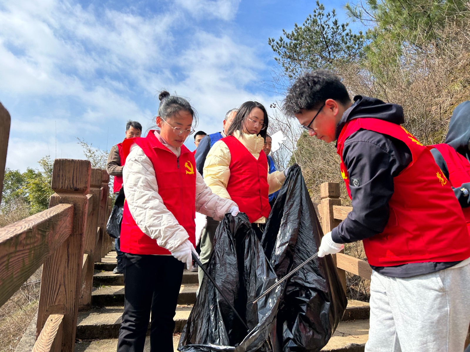 春暖三月 追锋前行1.jpg