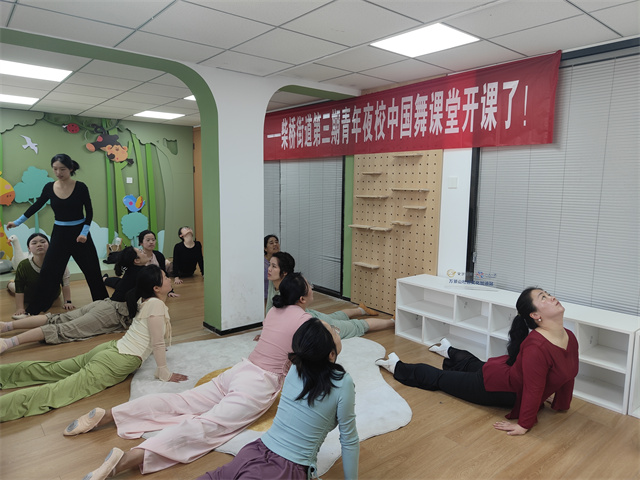 北仑柴桥成校：“轻舞飞扬” 中国舞课程点亮青年夜校.jpg