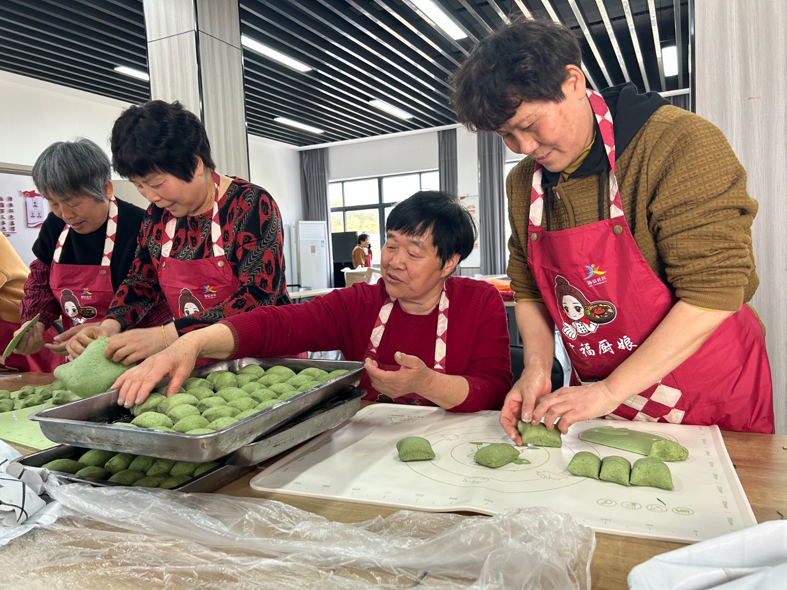 制作艾草馒头 感受“春”的味道1.jpg