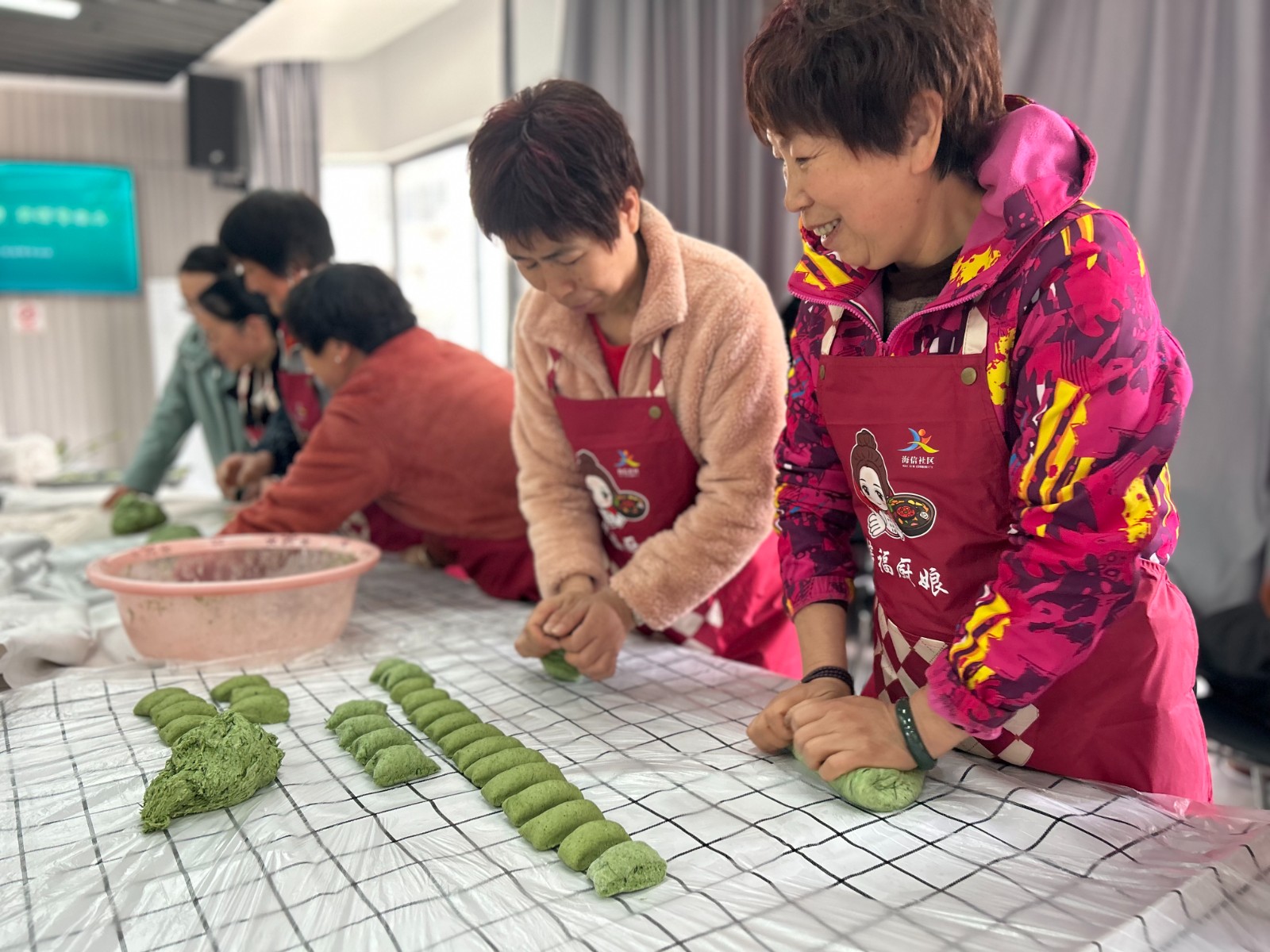 制作艾草馒头 感受“春”的味道2.jpg