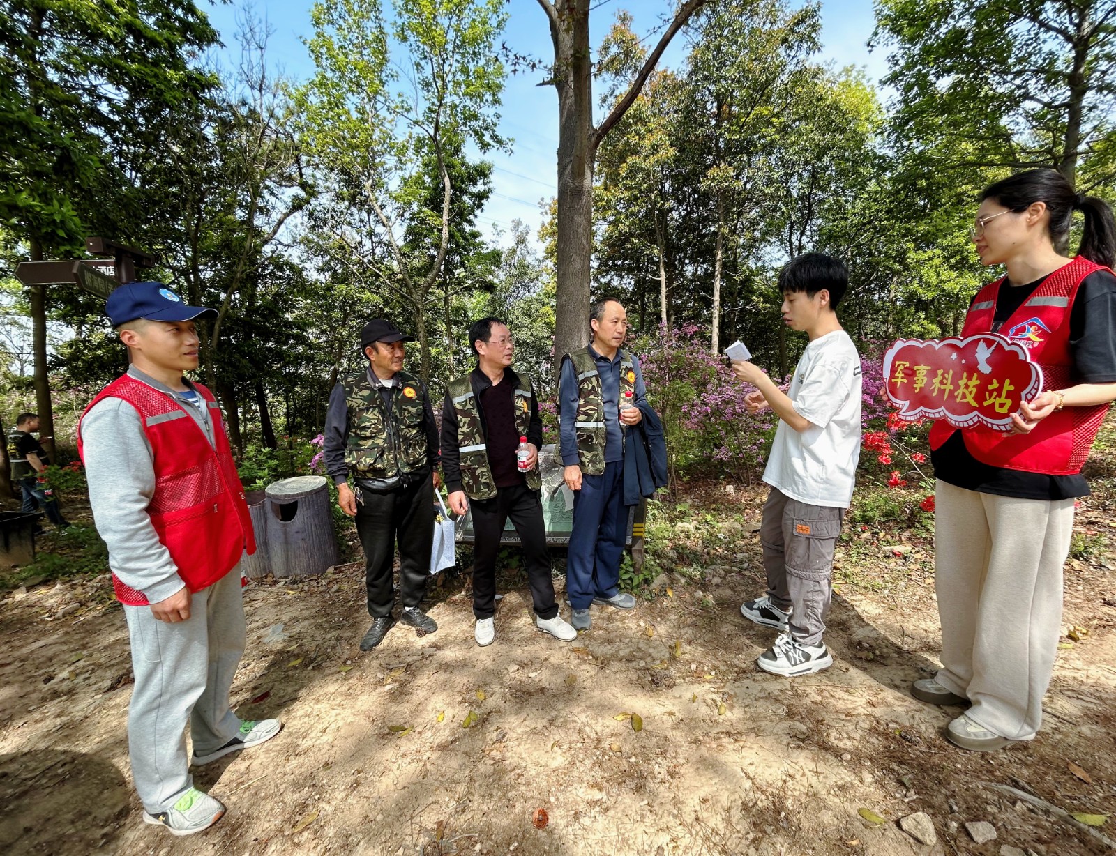 花海行、忆峥嵘 国防知识润心田1.jpg